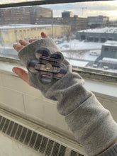 Load image into Gallery viewer, Wool flower gloves
