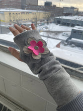 Load image into Gallery viewer, Wool flower gloves
